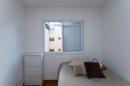 Para comprar apartamento mobiliado na Vila Ipojuca, com 2 quartos e varanda. Piscina no condomínio. — Quarto 2