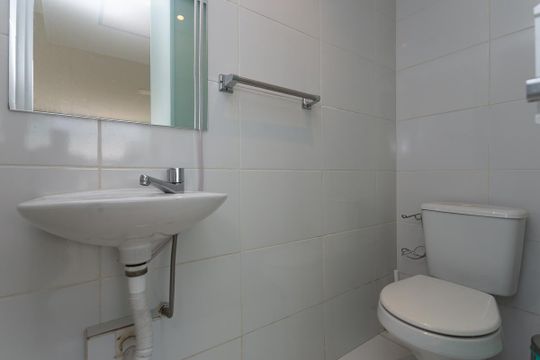 Para comprar apartamento mobiliado na Vila Ipojuca, com 2 quartos e varanda. Piscina no condomínio. — Lavabo da Cobertura
