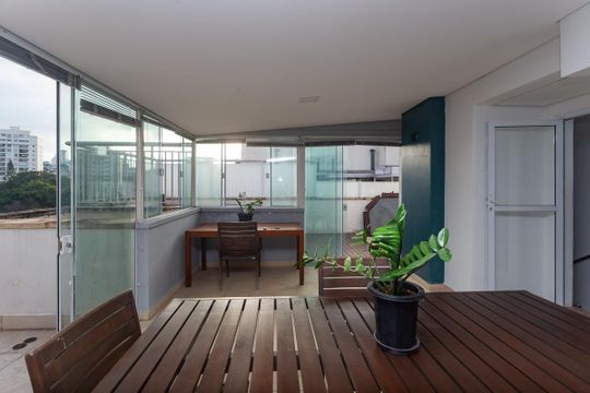 Para comprar apartamento mobiliado na Vila Ipojuca, com 2 quartos e varanda. Piscina no condomínio. — Cobertura
