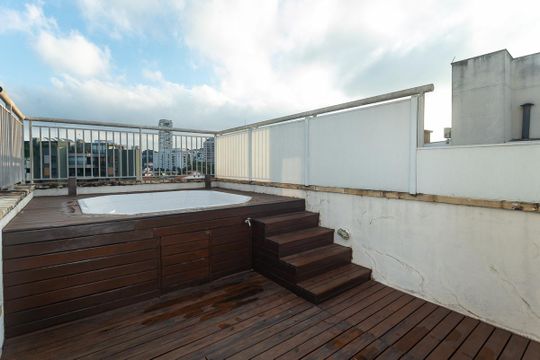 Para comprar apartamento mobiliado na Vila Ipojuca, com 2 quartos e varanda. Piscina no condomínio. — Jacuzzi