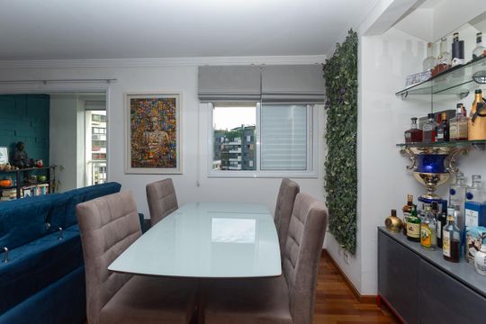 Para comprar apartamento mobiliado na Vila Ipojuca, com 2 quartos e varanda. Piscina no condomínio. — Sala