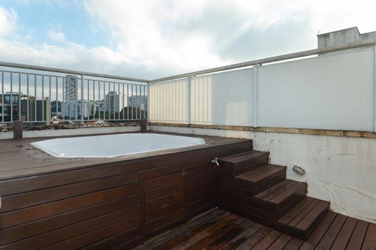 Para comprar apartamento mobiliado na Vila Ipojuca, com 2 quartos e varanda. Piscina no condomínio. — Jacuzzi