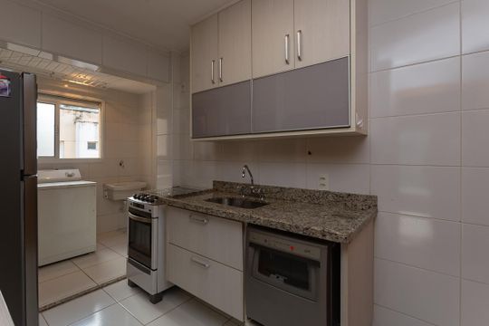 Para comprar apartamento mobiliado na Vila Ipojuca, com 2 quartos e varanda. Piscina no condomínio. — Cozinha