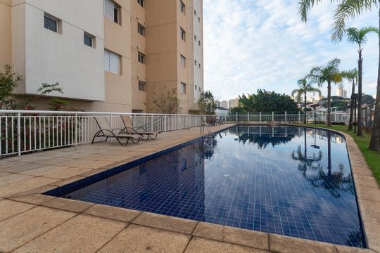 Para comprar apartamento mobiliado na Vila Ipojuca, com 2 quartos e varanda. Piscina no condomínio. — Área Comum