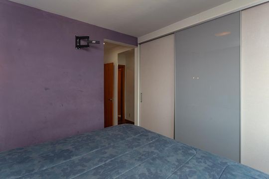 Para comprar apartamento mobiliado na Vila Ipojuca, com 2 quartos e varanda. Piscina no condomínio. — Suíte
