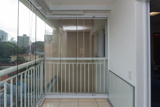 Para comprar apartamento mobiliado na Vila Ipojuca, com 2 quartos e varanda. Piscina no condomínio. — Varanda