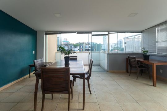 Para comprar apartamento mobiliado na Vila Ipojuca, com 2 quartos e varanda. Piscina no condomínio. — Cobertura