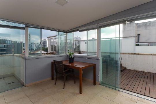Para comprar apartamento mobiliado na Vila Ipojuca, com 2 quartos e varanda. Piscina no condomínio. — Cobertura