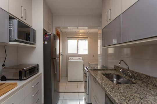 Para comprar apartamento mobiliado na Vila Ipojuca, com 2 quartos e varanda. Piscina no condomínio. — Cozinha