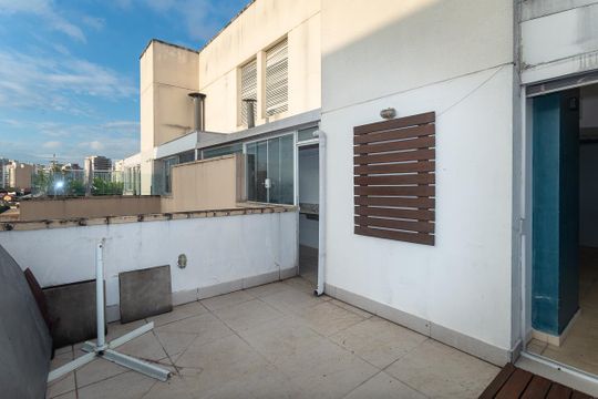 Para comprar apartamento mobiliado na Vila Ipojuca, com 2 quartos e varanda. Piscina no condomínio. — Cobertura