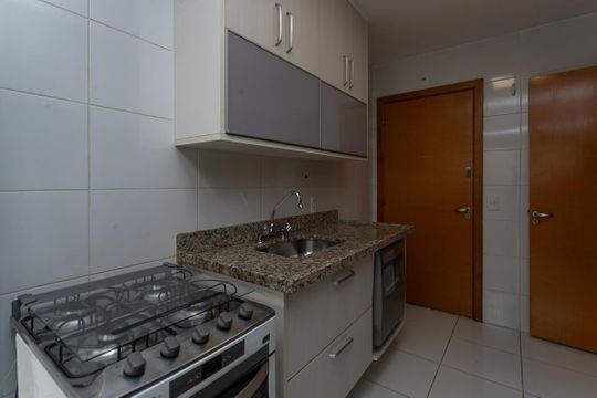 Para comprar apartamento mobiliado na Vila Ipojuca, com 2 quartos e varanda. Piscina no condomínio. — Cozinha
