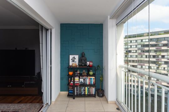 Para comprar apartamento mobiliado na Vila Ipojuca, com 2 quartos e varanda. Piscina no condomínio. — Varanda