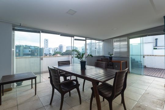 Para comprar apartamento mobiliado na Vila Ipojuca, com 2 quartos e varanda. Piscina no condomínio. — Cobertura