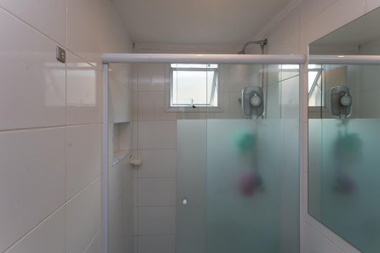 Para comprar apartamento mobiliado na Vila Ipojuca, com 2 quartos e varanda. Piscina no condomínio. — Banheiro da Suíte