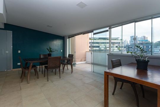Para comprar apartamento mobiliado na Vila Ipojuca, com 2 quartos e varanda. Piscina no condomínio. — Cobertura
