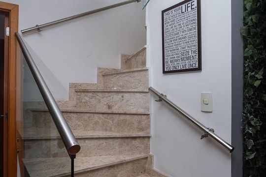 Para comprar apartamento mobiliado na Vila Ipojuca, com 2 quartos e varanda. Piscina no condomínio. — Escada