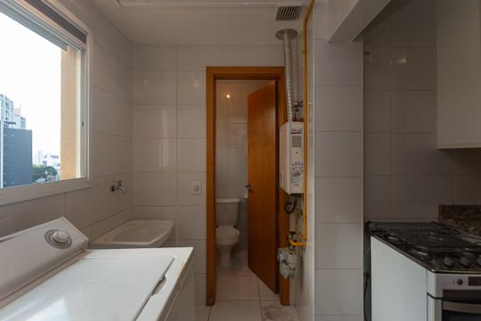 Para comprar apartamento mobiliado na Vila Ipojuca, com 2 quartos e varanda. Piscina no condomínio. — Área de Serviço