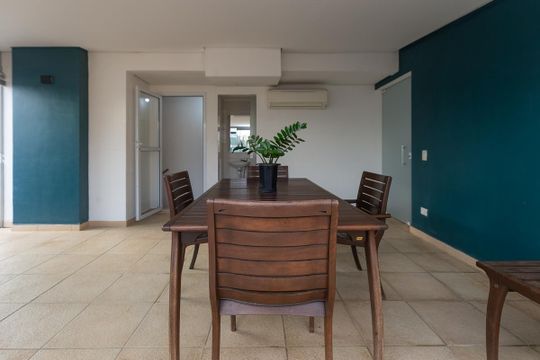 Para comprar apartamento mobiliado na Vila Ipojuca, com 2 quartos e varanda. Piscina no condomínio. — Cobertura
