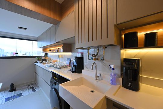 Compra apartamento com varanda e piscina na Vila Clementino. 2 suítes. — Lavanderia