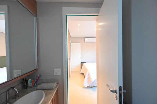 Compra apartamento com varanda e piscina na Vila Clementino. 2 suítes. — Banheiro da Suíte 1