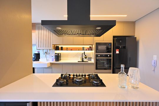 Compra apartamento com varanda e piscina na Vila Clementino. 2 suítes. — Cozinha