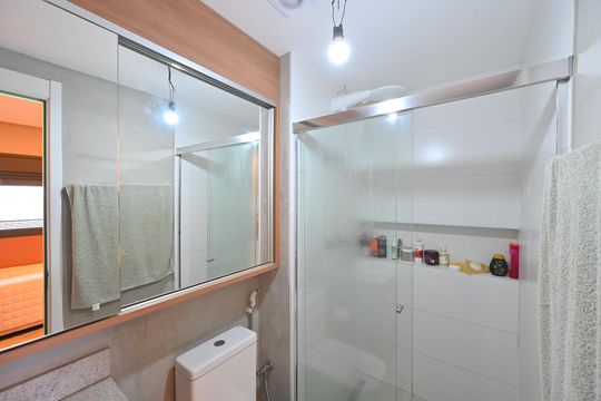 Compra apartamento com varanda e piscina na Vila Clementino. 2 suítes. — Banheiro da Suíte 2