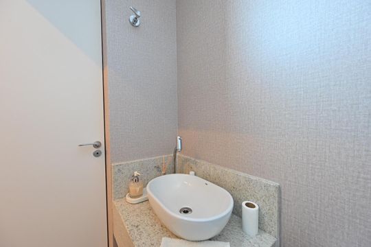 Compra apartamento com varanda e piscina na Vila Clementino. 2 suítes. — Lavabo