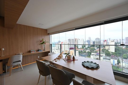 Compra apartamento com varanda e piscina na Vila Clementino. 2 suítes. — Varanda