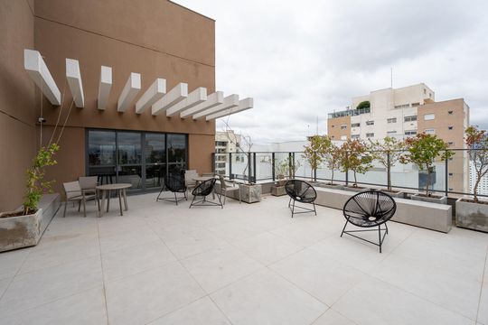 Compra apartamento com varanda e piscina na Vila Clementino. 2 suítes. — Terraço 