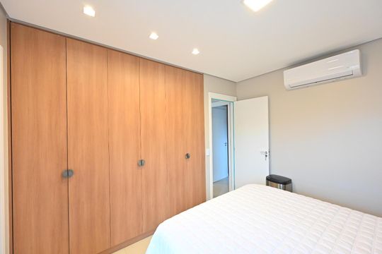 Compra apartamento com varanda e piscina na Vila Clementino. 2 suítes. — Suíte 1