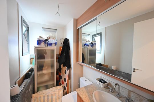 Compra apartamento com varanda e piscina na Vila Clementino. 2 suítes. — Banheiro da Suíte 1