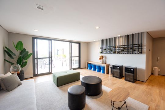 Compra apartamento com varanda e piscina na Vila Clementino. 2 suítes. — Sala de vinhos 