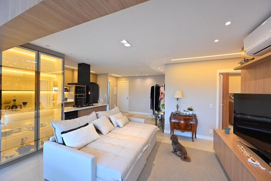 Compra apartamento com varanda e piscina na Vila Clementino. 2 suítes. — Sala
