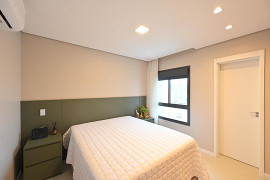 Compra apartamento com varanda e piscina na Vila Clementino. 2 suítes. — Suíte 1