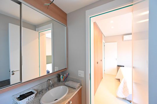 Compra apartamento com varanda e piscina na Vila Clementino. 2 suítes. — Banheiro da Suíte 1