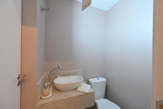 Compra apartamento com varanda e piscina na Vila Clementino. 2 suítes. — Lavabo