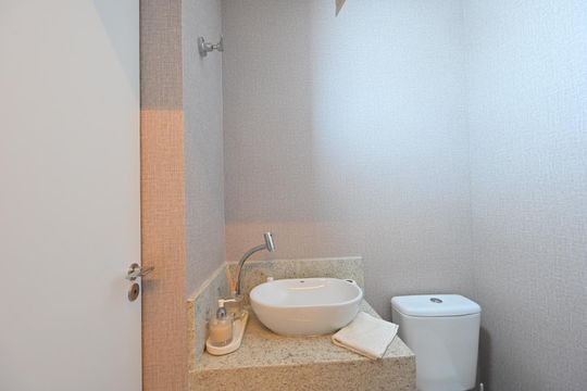Compra apartamento com varanda e piscina na Vila Clementino. 2 suítes. — Lavabo
