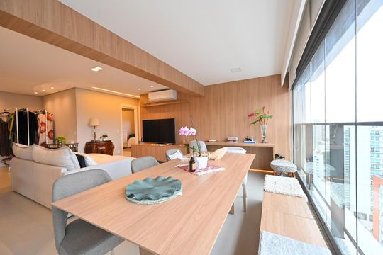 Compra apartamento com varanda e piscina na Vila Clementino. 2 suítes. — Varanda