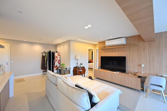 Compra apartamento com varanda e piscina na Vila Clementino. 2 suítes. — Sala