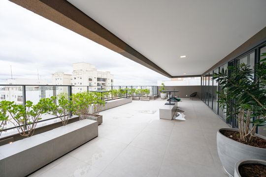 Compra apartamento com varanda e piscina na Vila Clementino. 2 suítes. — Terraço