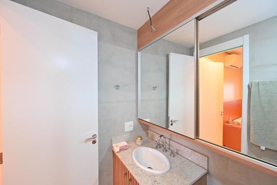 Compra apartamento com varanda e piscina na Vila Clementino. 2 suítes. — Banheiro da Suíte 2