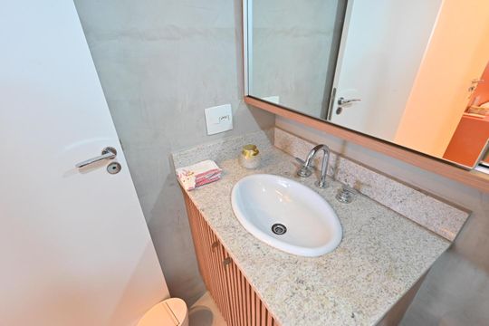Compra apartamento com varanda e piscina na Vila Clementino. 2 suítes. — Banheiro da Suíte 2