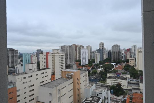 Compra apartamento com varanda e piscina na Vila Clementino. 2 suítes. — Vista da Suíte 1