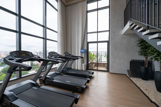 Compra apartamento com varanda e piscina na Vila Clementino. 2 suítes. — Academia