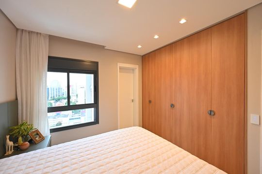 Compra apartamento com varanda e piscina na Vila Clementino. 2 suítes. — Suíte 1