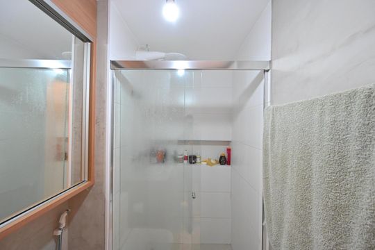 Compra apartamento com varanda e piscina na Vila Clementino. 2 suítes. — Banheiro da Suíte 2