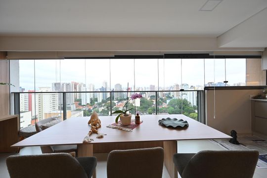 Compra apartamento com varanda e piscina na Vila Clementino. 2 suítes. — Varanda