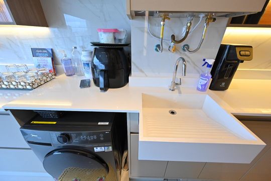 Compra apartamento com varanda e piscina na Vila Clementino. 2 suítes. — Lavanderia