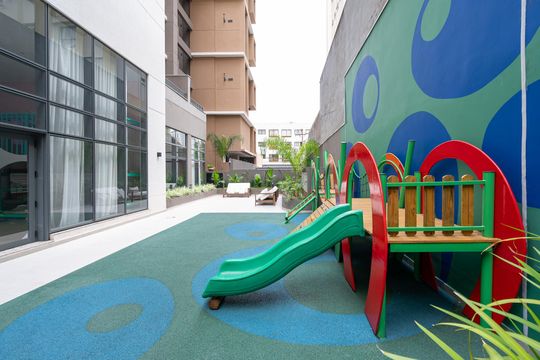 Compra apartamento com varanda e piscina na Vila Clementino. 2 suítes. — Playground