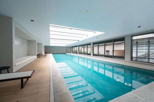 Compra apartamento com varanda e piscina na Vila Clementino. 2 suítes. — Piscina